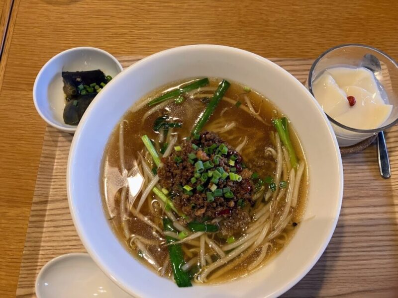 パオ寅　B麺ランチ（台湾ラーメンと杏仁豆腐）の写真