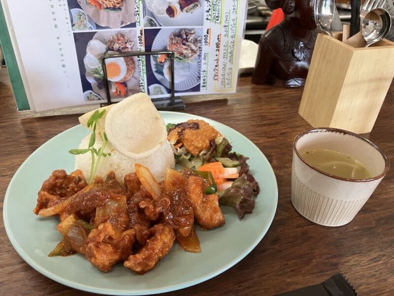 ビンタンバル本日のランチ、スープ付きの写真