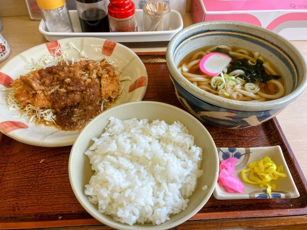 ゆたかうどんおろしかつ定食の写真