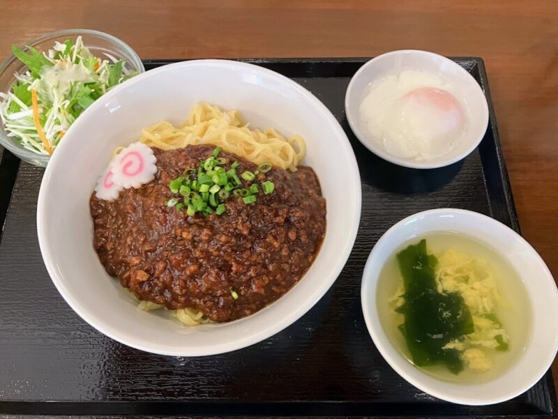 チャイナカフェ芳華　本日のランチ　ジャージャー麺セットの写真