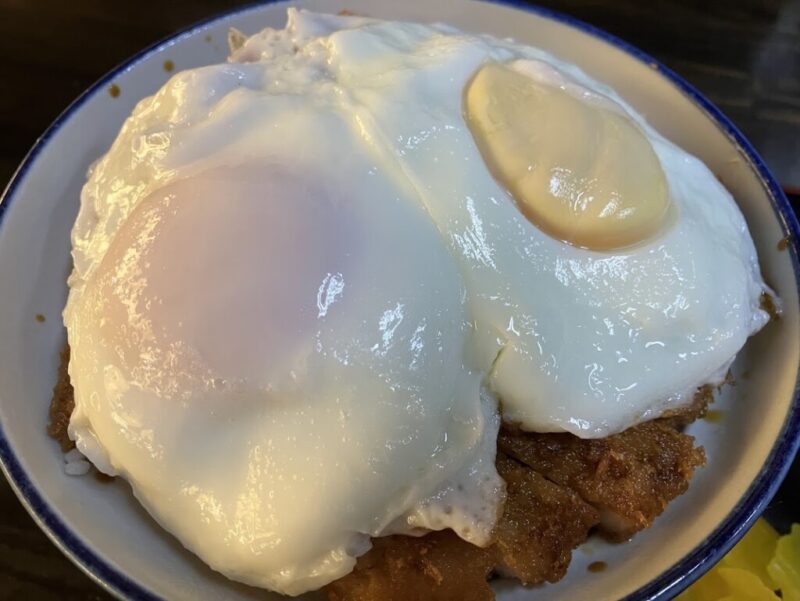 岡田のカツ丼のアップ写真