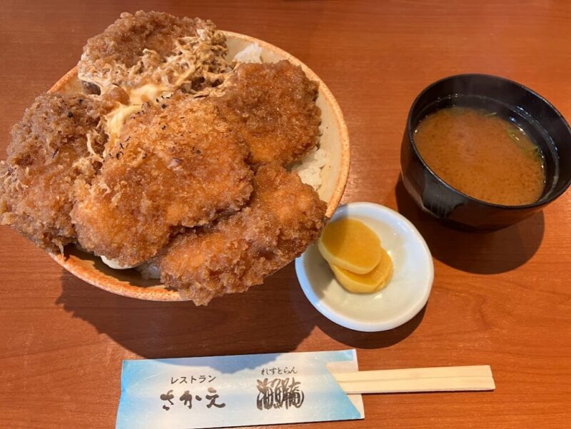 レストランさかえのスペシャルカツ丼（赤だし付き）の写真