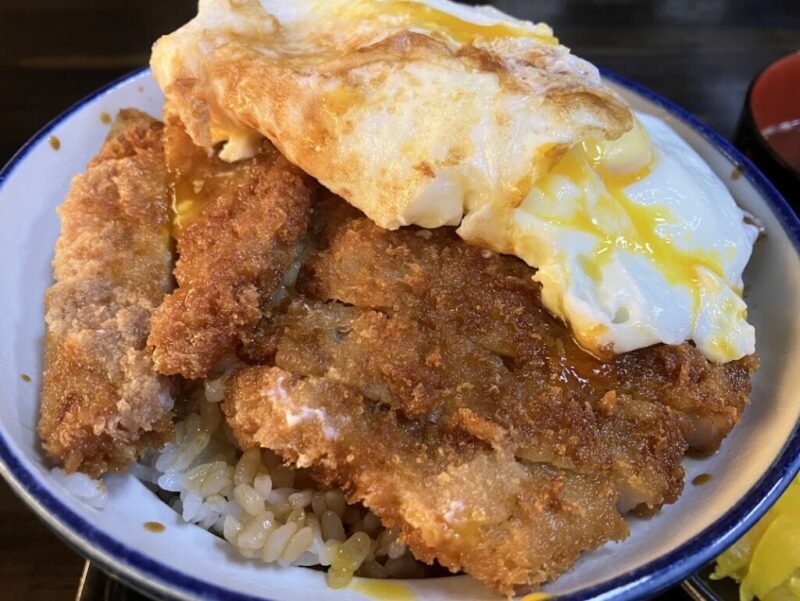 岡田カツ丼でタマゴの下のカツの写真