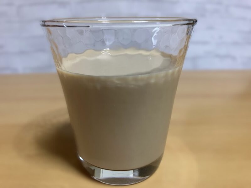 グラスに注いだミルクの束縛ミルクコーヒーの写真