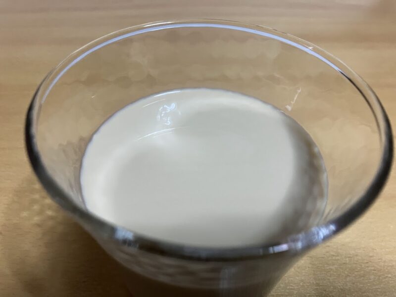 グラスに注いだミルクの束縛ミルクコーヒーの写真（上から見た）