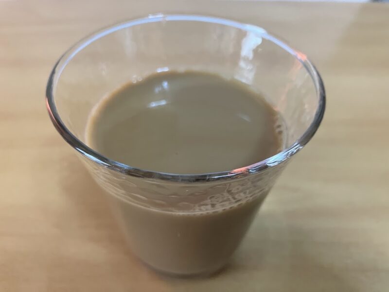 他社のミルクコーヒーをグラスに注いだ写真