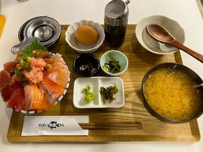 「やばい魚屋さん」店主の気まぐれ海鮮丼（梅）の写真