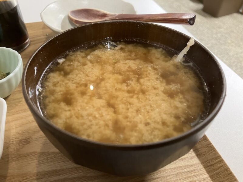 「やばい魚屋さん」店主の気まぐれ海鮮丼（梅）のあら汁の写真