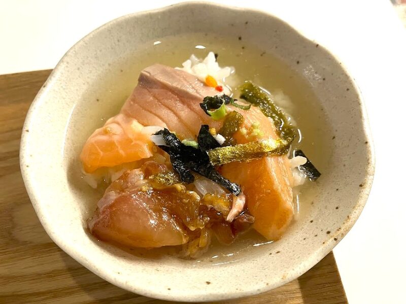 「やばい魚屋さん」店主の気まぐれ海鮮丼（梅）のお茶漬けにした写真