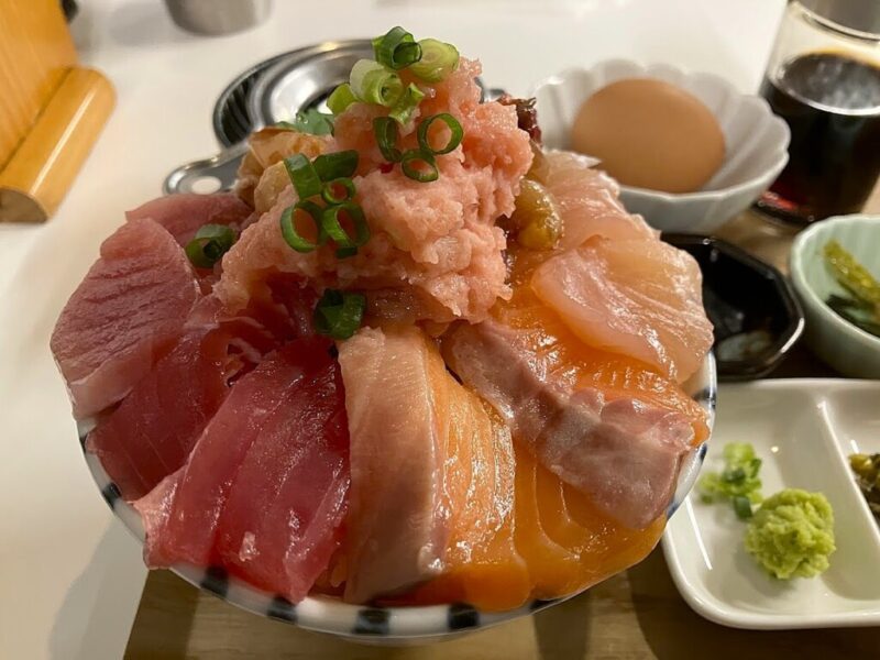 「やばい魚屋さん」店主の気まぐれ海鮮丼（梅）の丼の拡大写真
