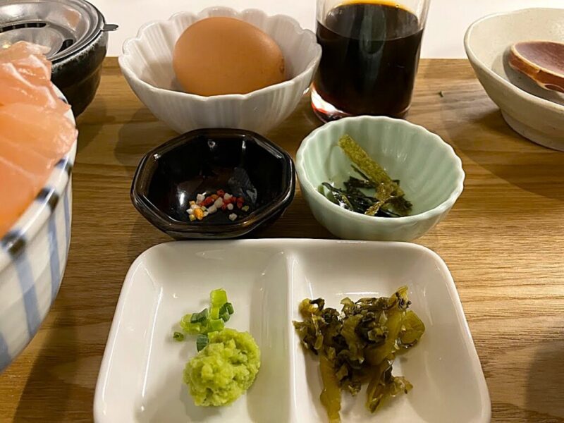 「やばい魚屋さん」店主の気まぐれ海鮮丼（梅）の付け合わせの写真