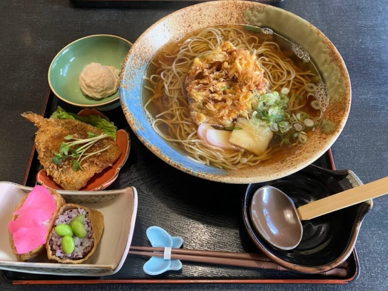 「野菜のかき揚げそば いなりと小鉢付き」の写真2
