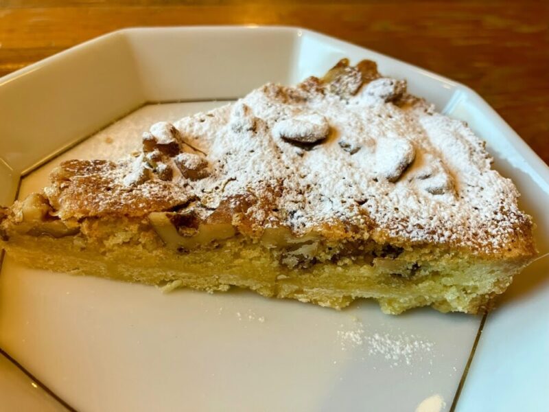 本日の手作りケーキ「くるみのタルト」の写真