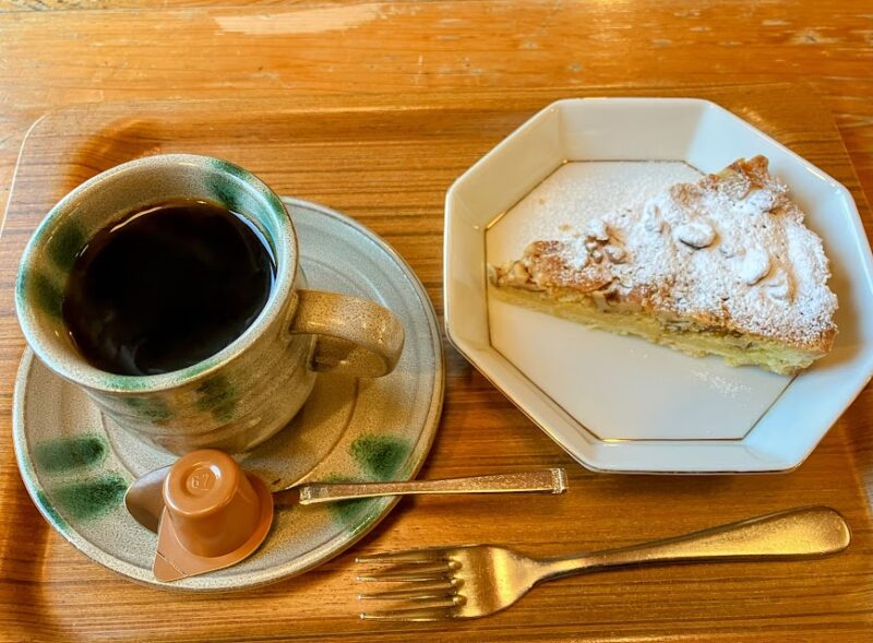 コーヒーと本日の手作りケーキの写真