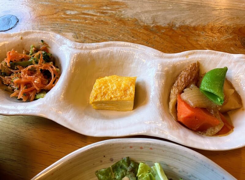 カントリー定食の惣菜の写真