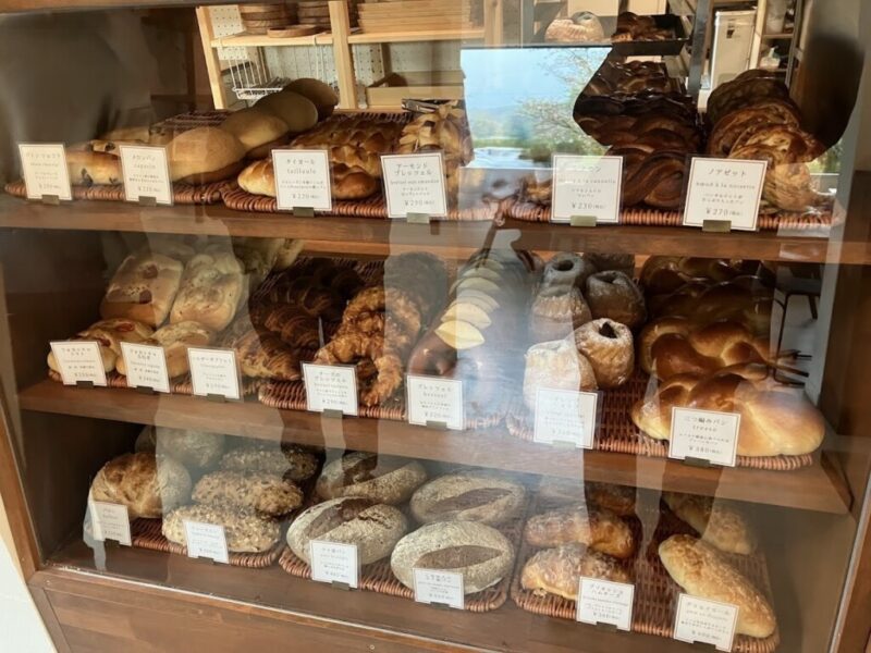 ノアゼットのパンのショーケースの写真①