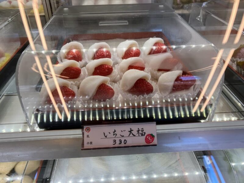 福岡屋のいちご大福のショーケースの写真