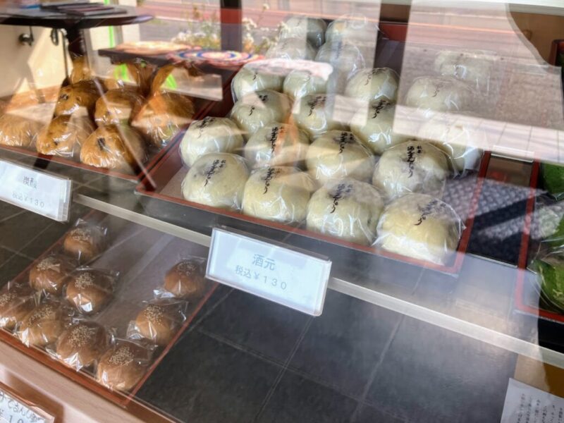 坂本まんじゅうのショーケースの写真