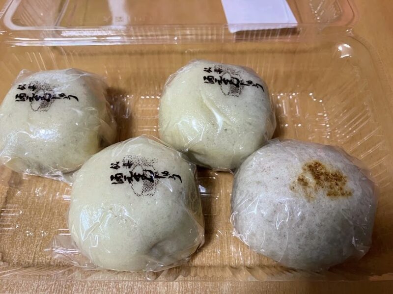 酒元まんじゅうとそばまんじゅうの写真
