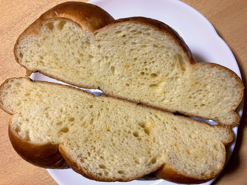 三つ編みパンを半分に切った写真
