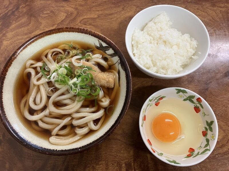 味の屋のうどんとごはん小と玉子の写真