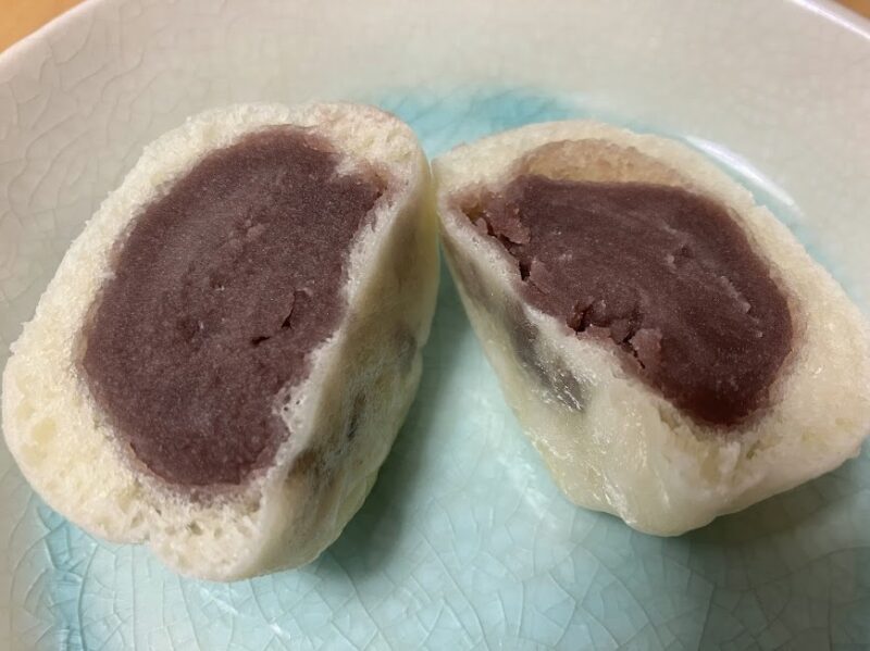 半分に切った酒元まんじゅうの写真