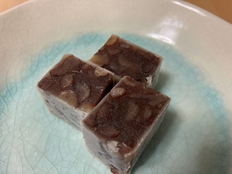 中田屋のきんつばを切った写真