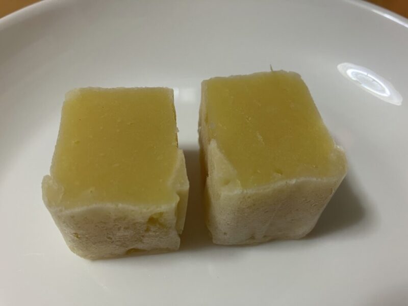 とう吉饅頭の芋金つばを半分に切った写真