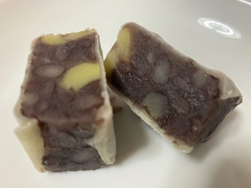 とう吉饅頭の栗金つばを半分に切った写真