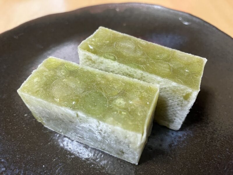 中田屋のきんつばうぐいすを切った写真
