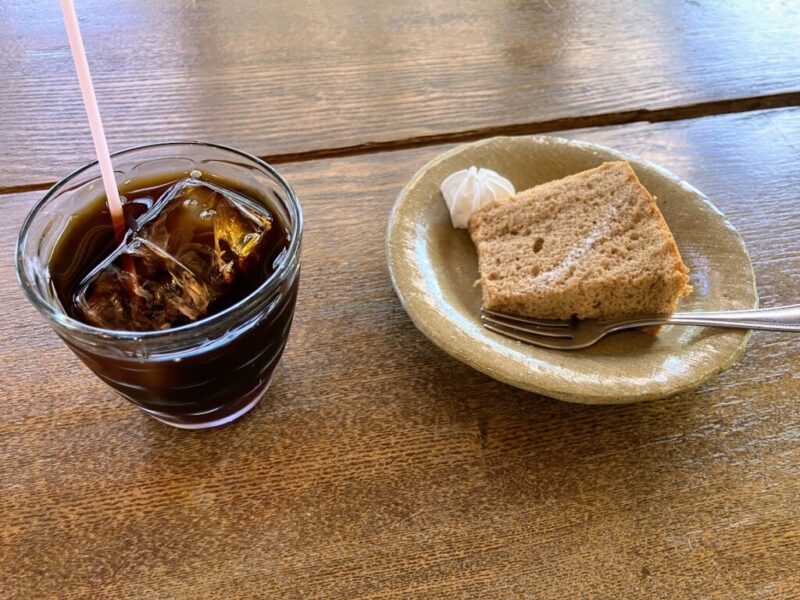 ひかりのさとファーム ランチのアイスコーヒーとデザートの写真
