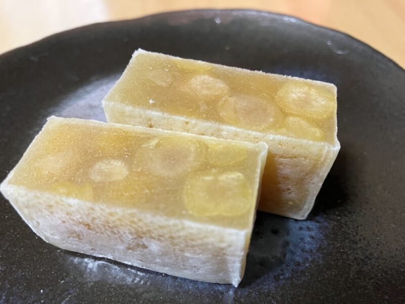 中田屋のきんつばひよこを切った写真