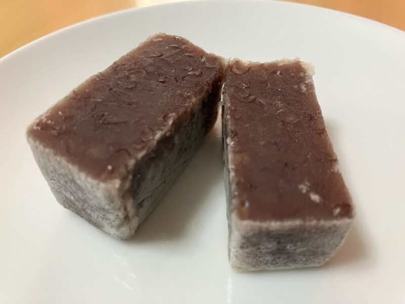 シャトレーゼのきんつば(半分に切った)の写真