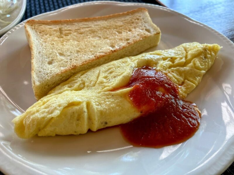 ひかりのさとファームレストラン カレードリアランチのオムレツとパンの写真