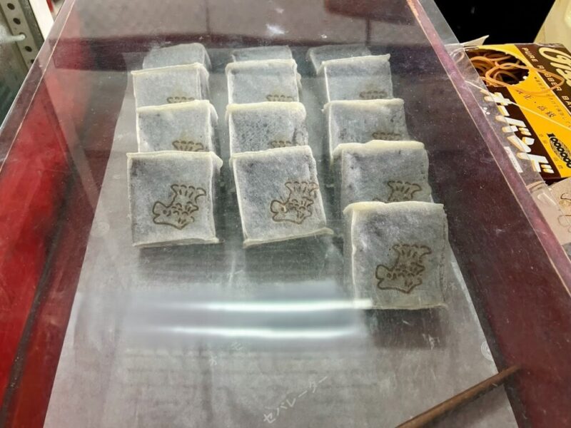 松露堂のショーケースに入っているきんつばの写真