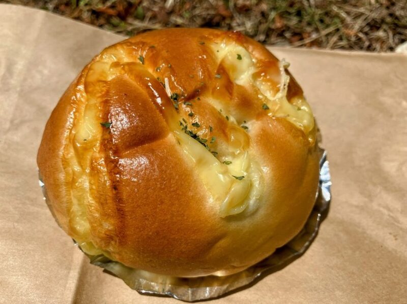 やちよの真っ赤なトマトのチーズカレーパンの写真