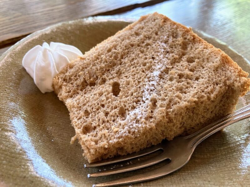 ひかりのさとフォームレストランのランチ ほうじ茶シフォンケーキの写真