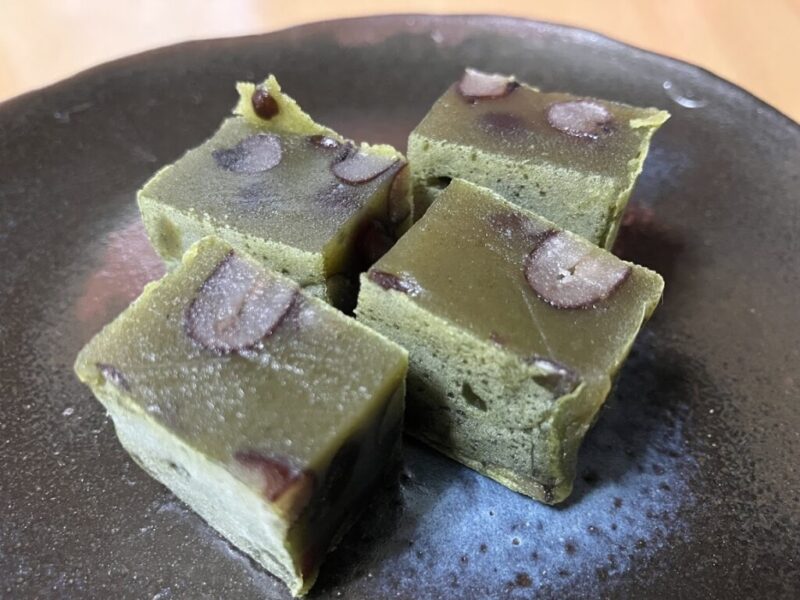 中田屋のきんつば抹茶を切った写真