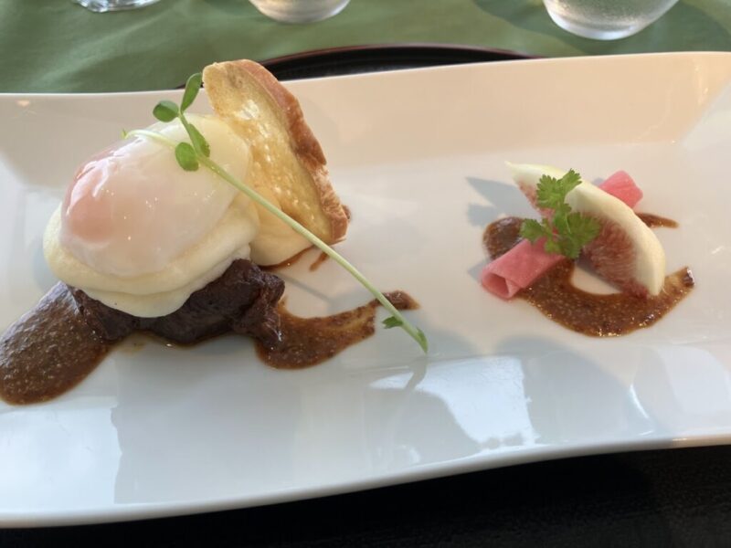 エスポアールの肉料理の写真①