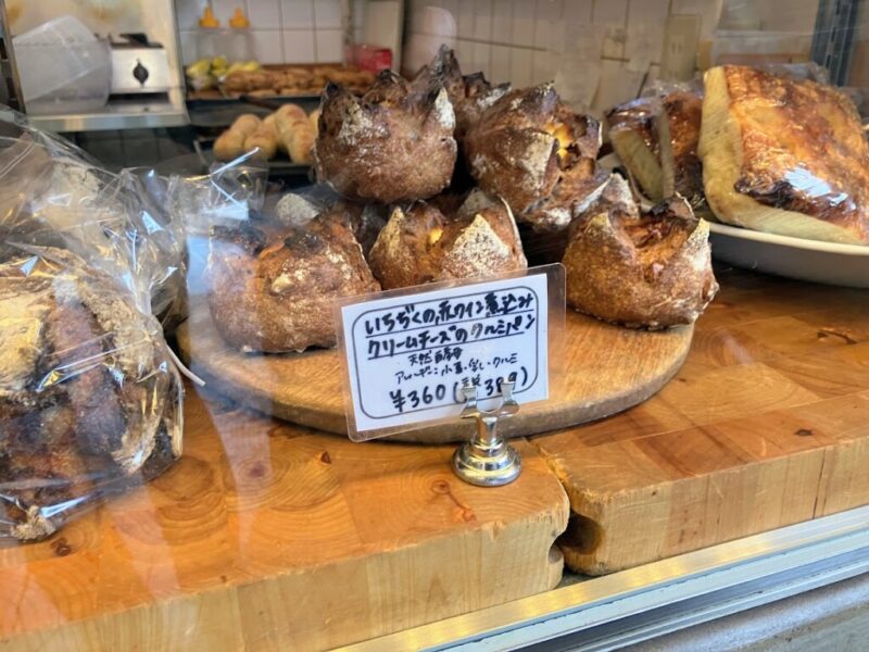 ショーケースに並べられた「いちぢくの赤ワイン煮込みクリームチーズのクルミパン」の写真