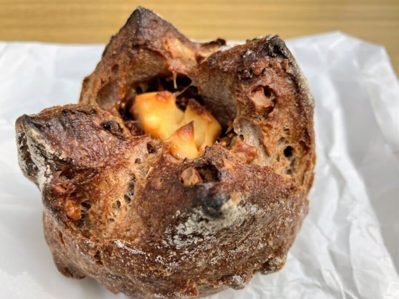 「いちぢくの赤ワイン煮込みクリームチーズのクルミパン」の写真